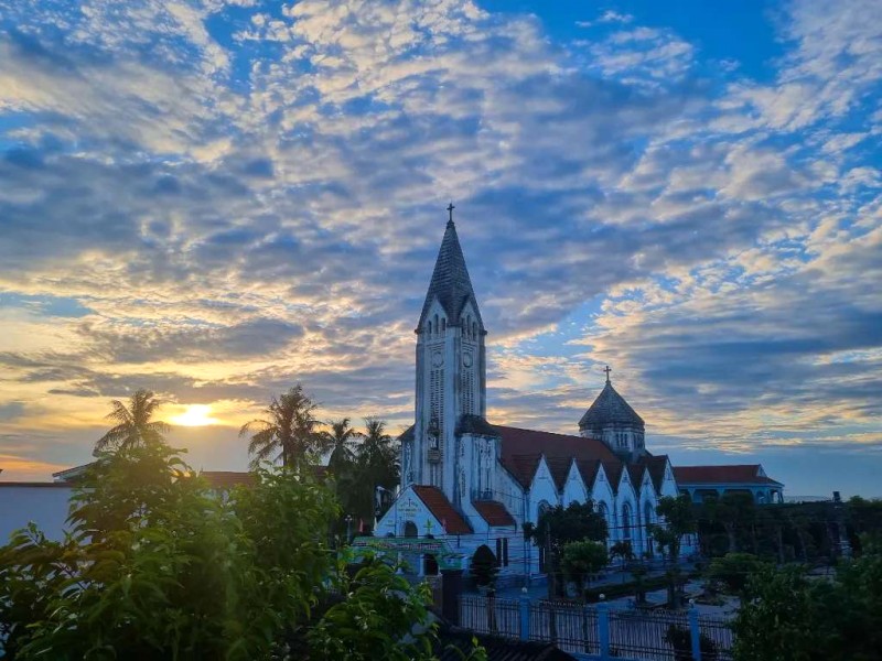 Về Nghệ An thăm hai nhà thờ di sản