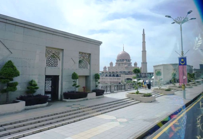 Khám phá thánh đường hồng ở Putrajaya, Malaysia.