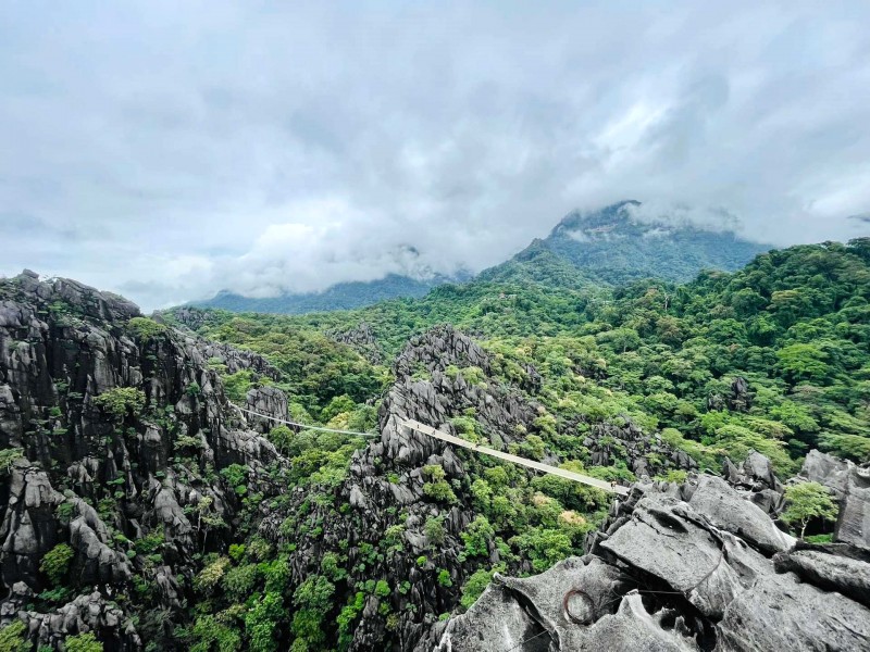 Ngắm nhìn The Rock Viewpoint, cao nguyên đá Lào.