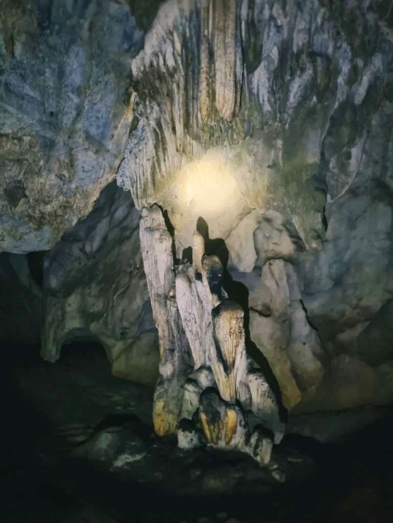 Khám phá hang động Karst & thác nước Quỳ Châu.