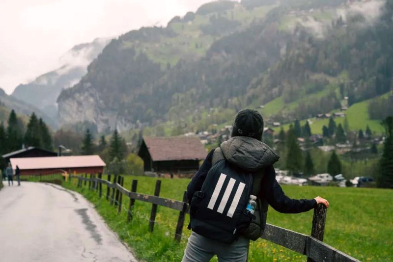 Thư giãn tại làng Lauterbrunnen, Thụy Sĩ.