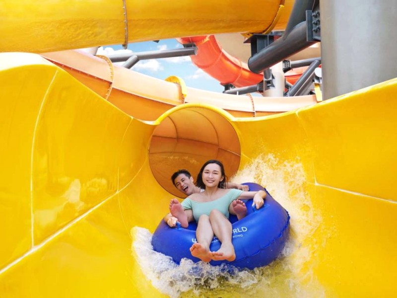 Cưỡi sóng cảm giác tại Ocean Park Hong Kong.