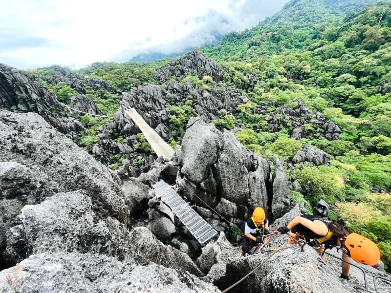 Khám phá The Rock Viewpoint, cao nguyên đá hùng vĩ của Lào.