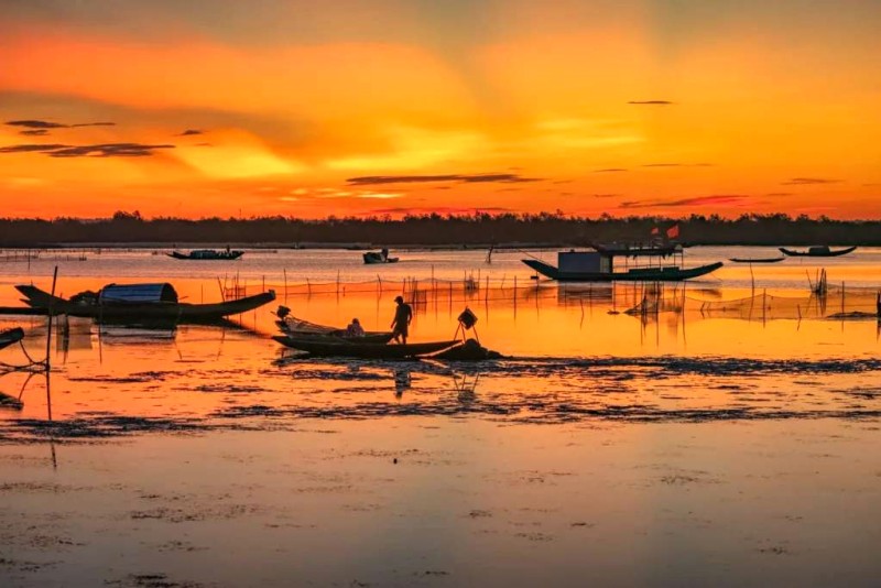 Chèo sup ngắm bình minh Quảng Lợi.