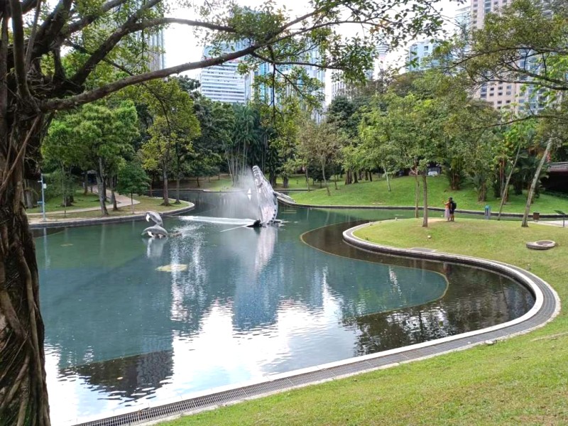 Ngắm tháp đôi Petronas từ công viên KLCC.