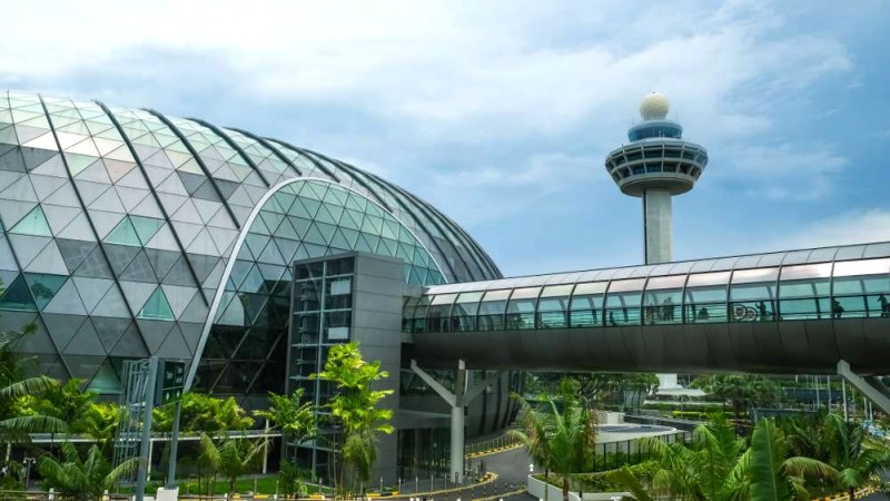 Khám phá Sân bay Changi bằng Skytrain.