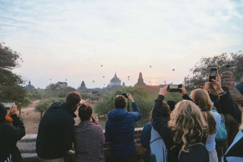 Bay khinh khí cầu ngắm bình minh Bagan