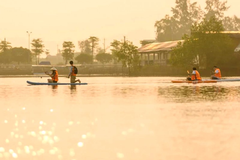 Chèo sup ngắm bình minh Quảng Lợi.