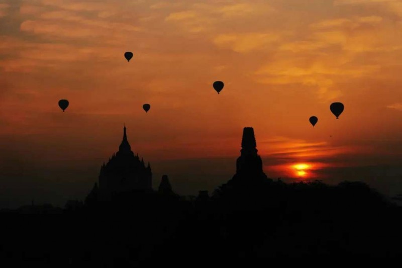 Bay khinh khí cầu ngắm bình minh Bagan.