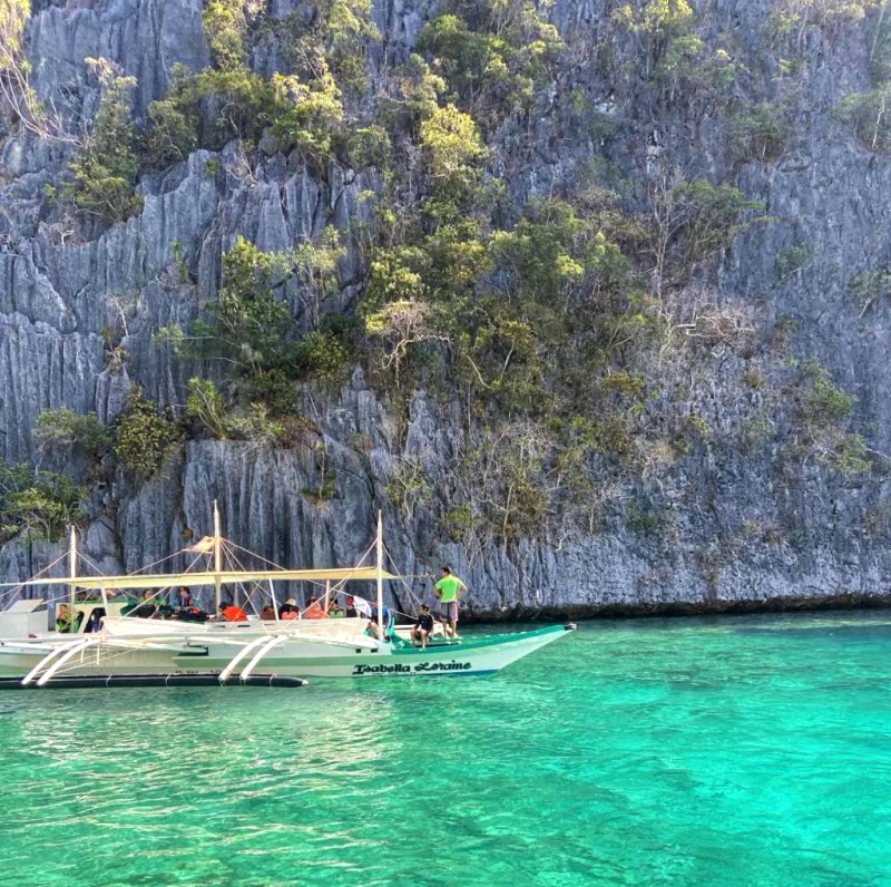 Barracuda: Hồ nước Coron, vách đá nhọn dưới nước.