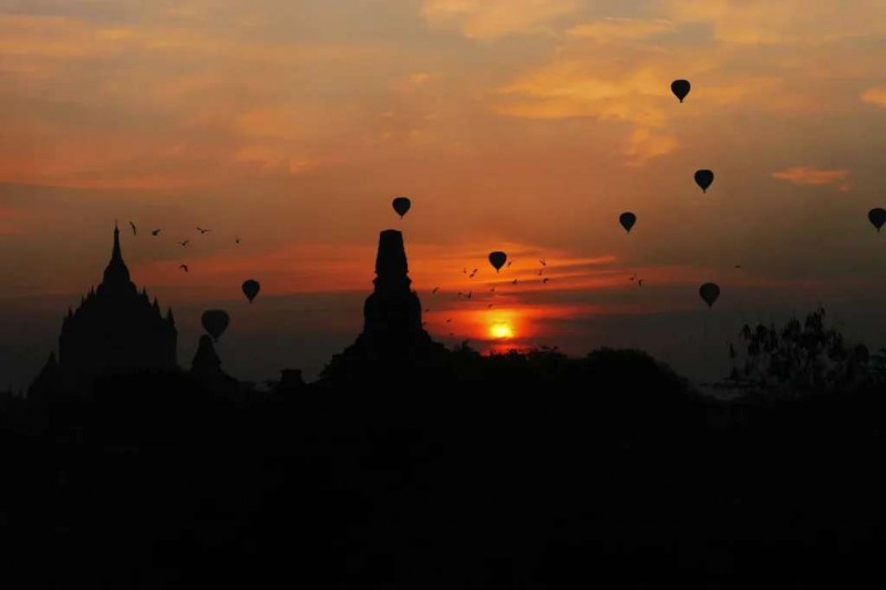 Bay Khinh khí cầu ngắm bình minh Bagan