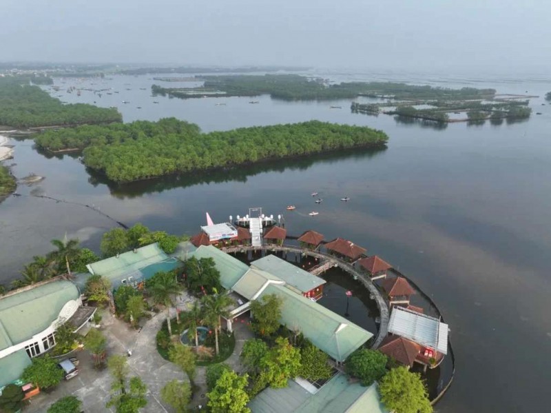 Chèo sup ngắm bình minh Quảng Lợi.