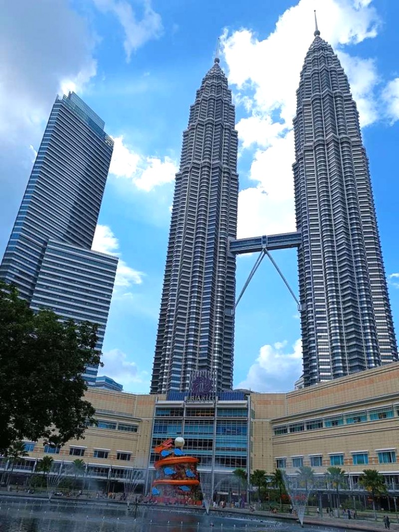 Ngắm tháp đôi Petronas từ công viên KLCC.