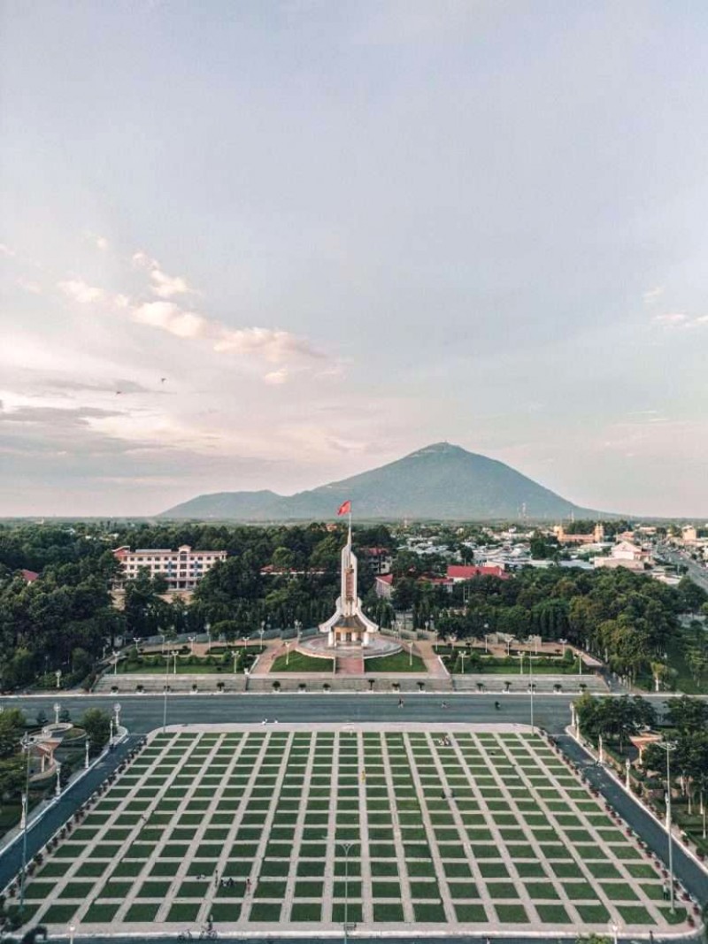 Tây Ninh thuộc miền Nam. Du lịch tự túc lý tưởng quanh năm.