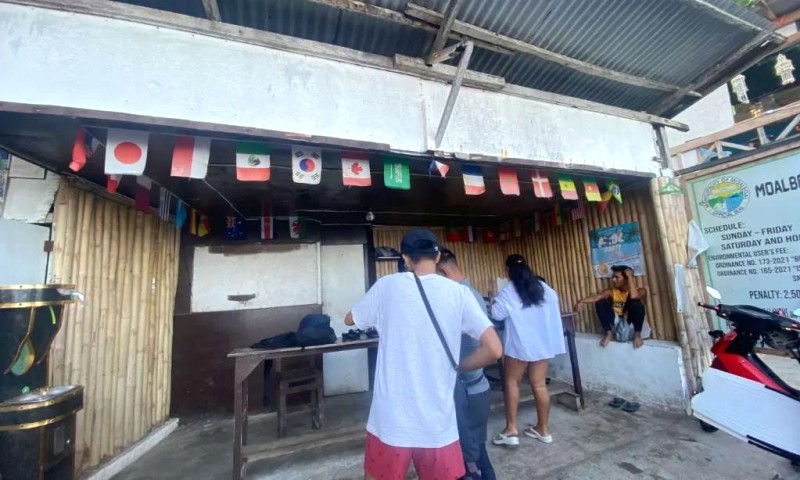 Bơi cùng triệu cá mòi ở biển Panagsama.