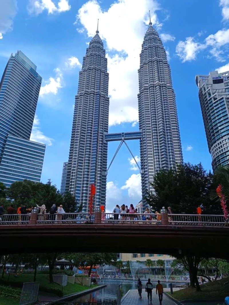 Ngắm tháp đôi Petronas từ công viên KLCC.