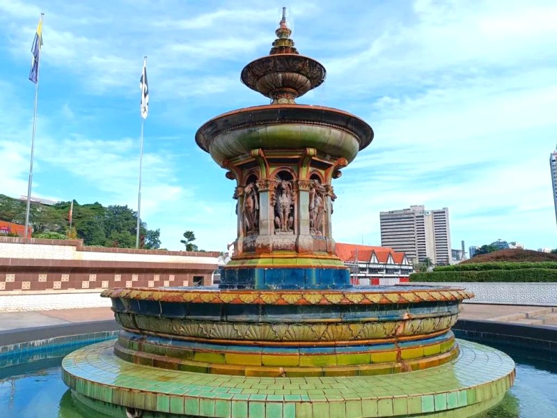 Khám phá Dataran Merdeka, quảng trường Độc lập Kuala Lumpur.