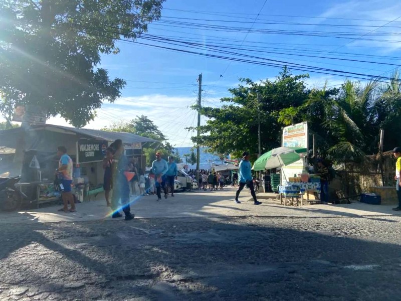 Ngắm cá voi khổng lồ ở Oslob, Cebu.