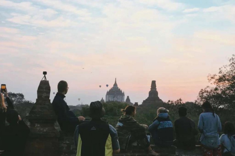 Bay khinh khí cầu ngắm bình minh Bagan.