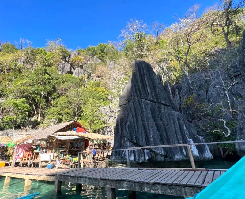 Barracuda: Hồ Coron với vách đá nhọn chìm.