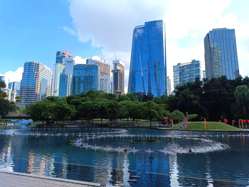 Ngắm tháp đôi Petronas từ công viên KLCC.