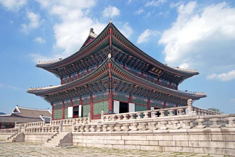 Khám phá trung tâm Seoul bằng tàu điện ngầm.