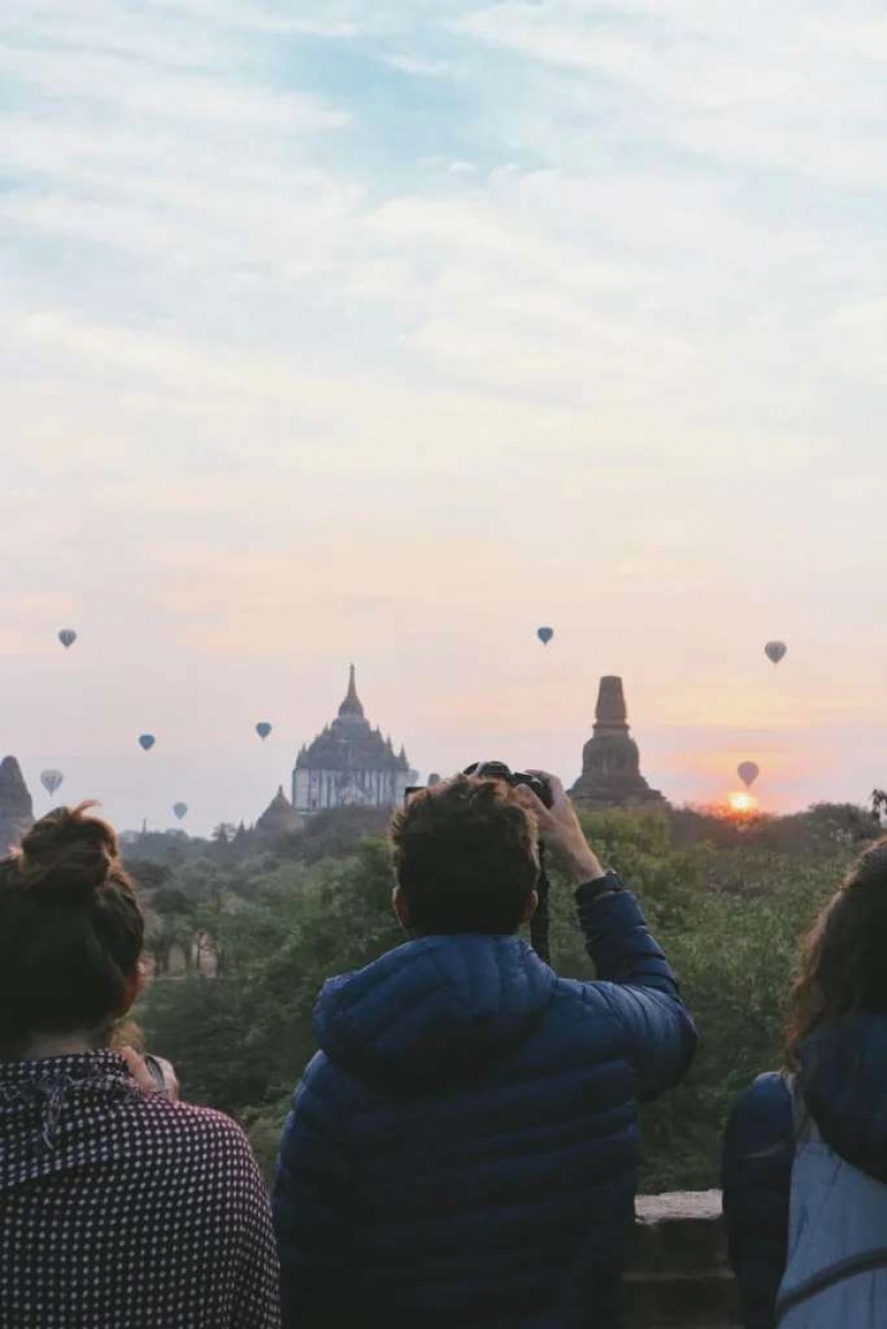 Bay khinh khí cầu ngắm bình minh Bagan.