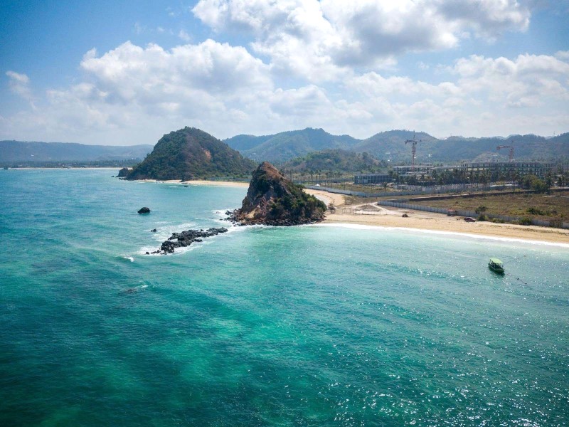 Lombok Surf Guide: Where & When to Ride the Waves