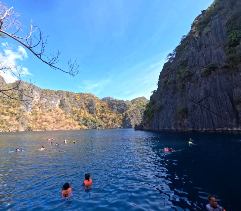 Barracuda - Hồ Coron: Vách đá nhọn ngầm.