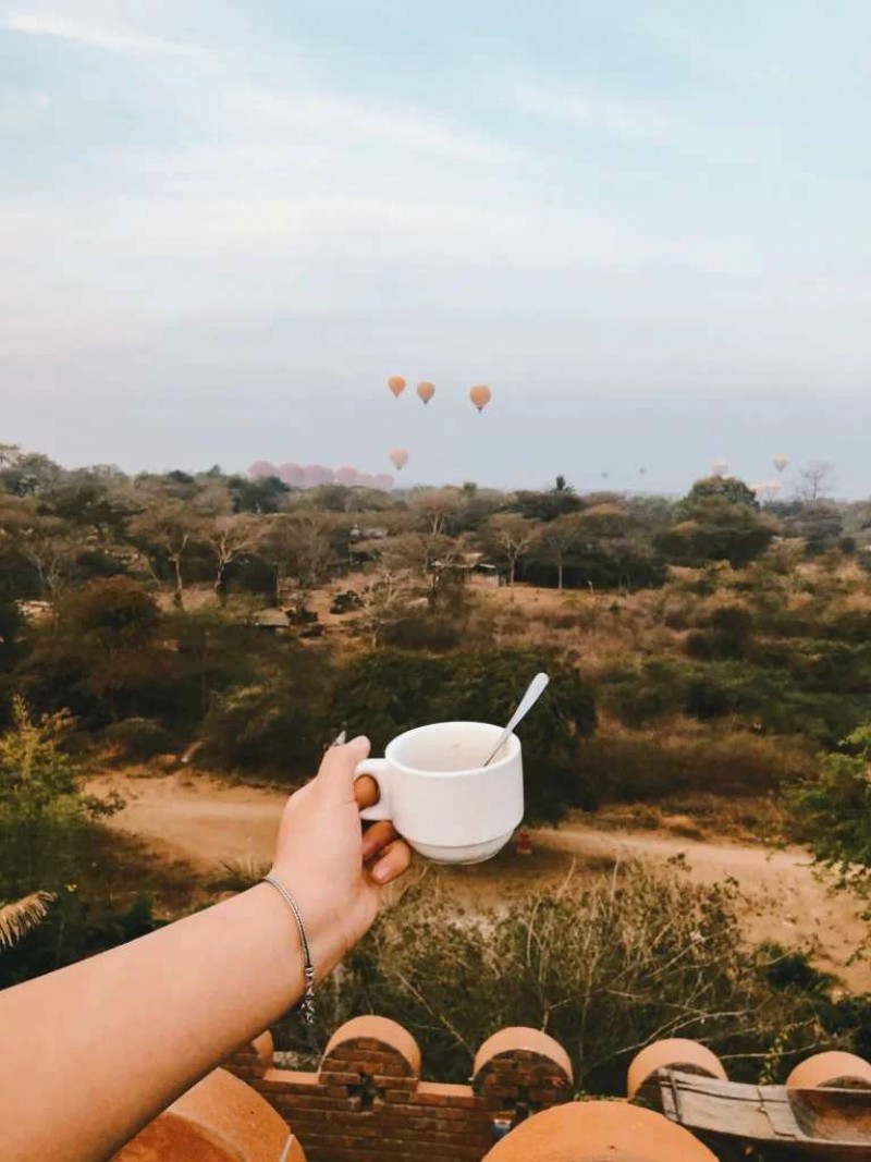 Bay khinh khí cầu ngắm bình minh Bagan.