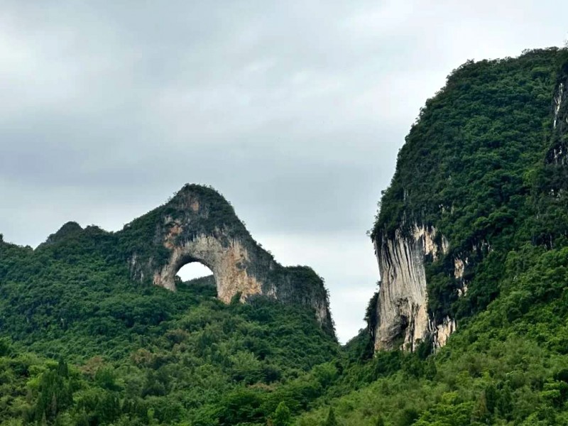 Dương Sóc: Núi nhấp nhô, sông Li Jiang thơ mộng.