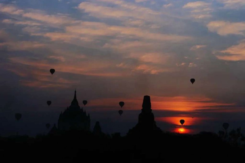 Bay khinh khí cầu ngắm bình minh Bagan.